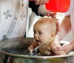 Baby bei der Taufe